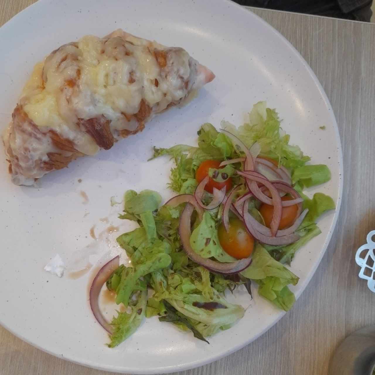 Croissant de jamón y queso suizo