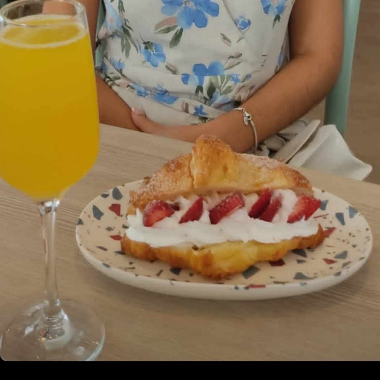 crossaint fresa con crema y mimosa de maracuyá