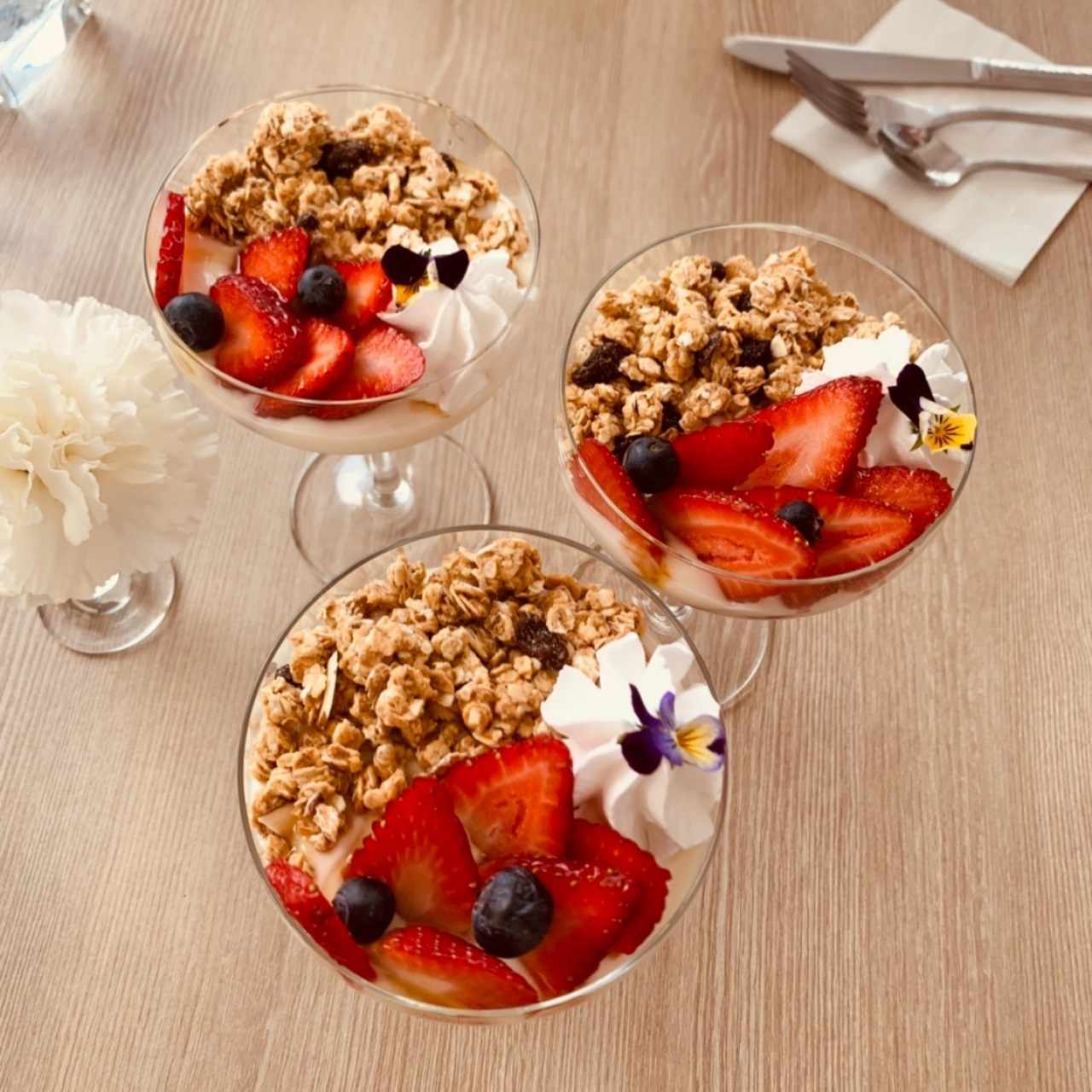 Parfait de yogurt, granola y frutos rojos