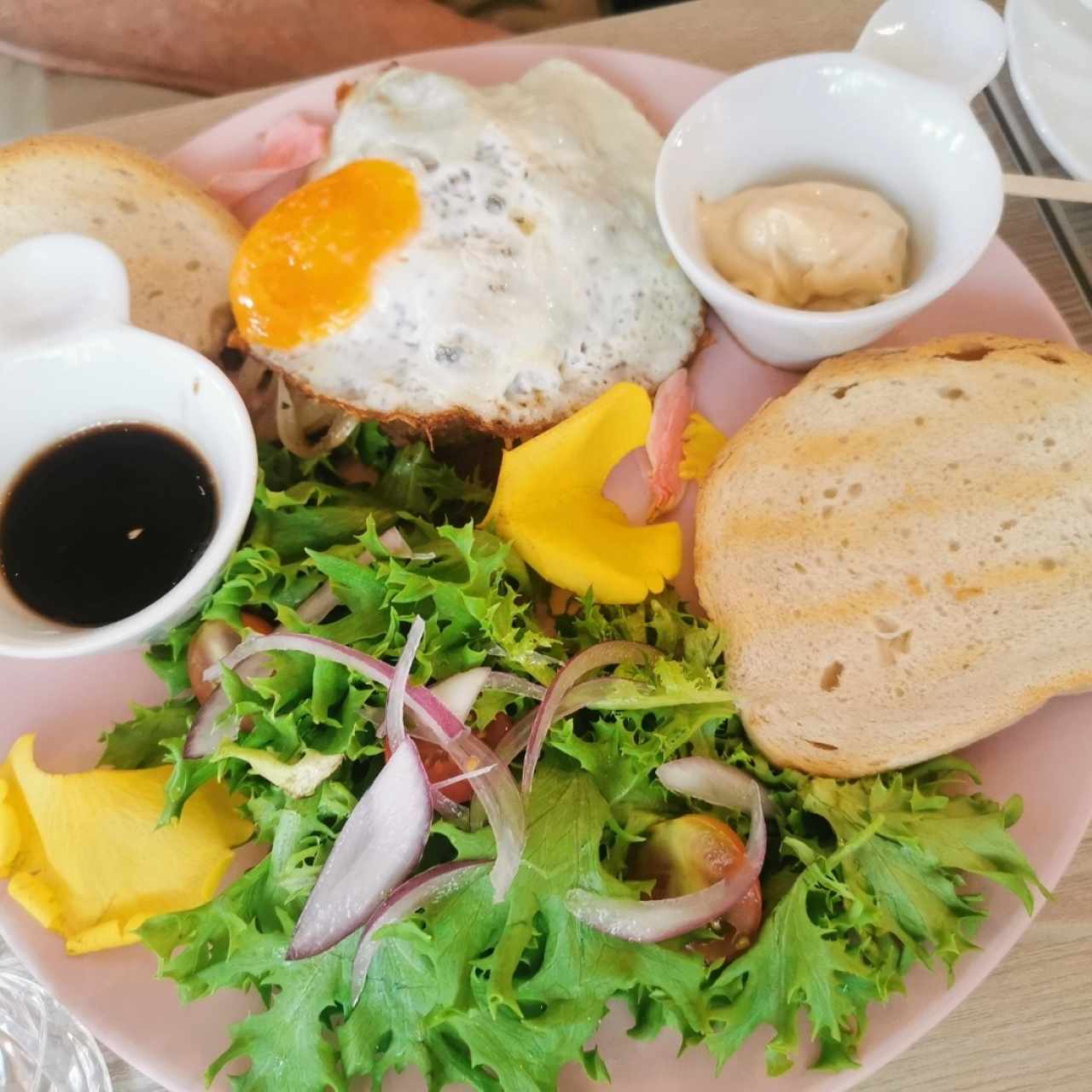 A caballo con Huevo frito , Cebollas salteadas y Tostadas