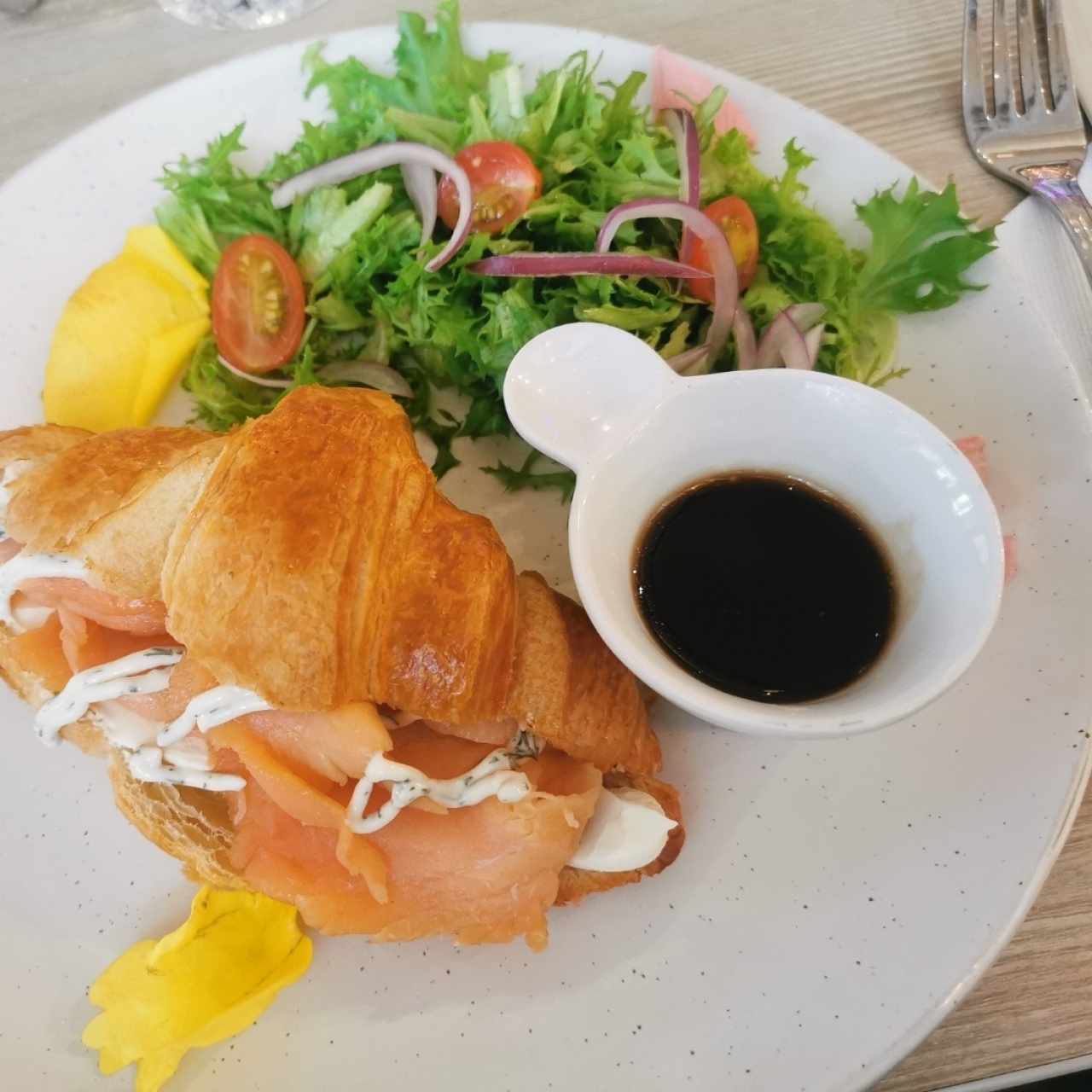 Con Salmón,Queso crema y Emulsión de Eneldo