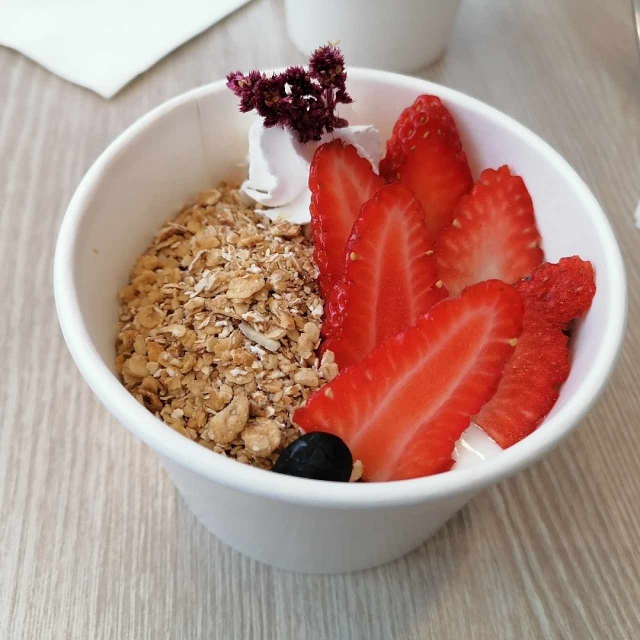 Parfait de yogurt, granola y frutos rojos 