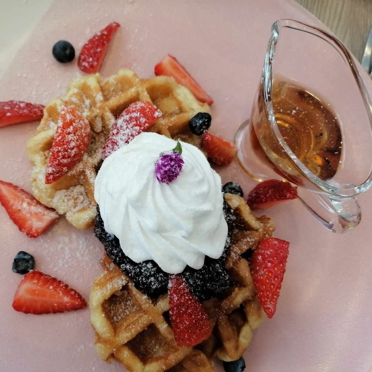 Waffles con mermelada y frutos rojos