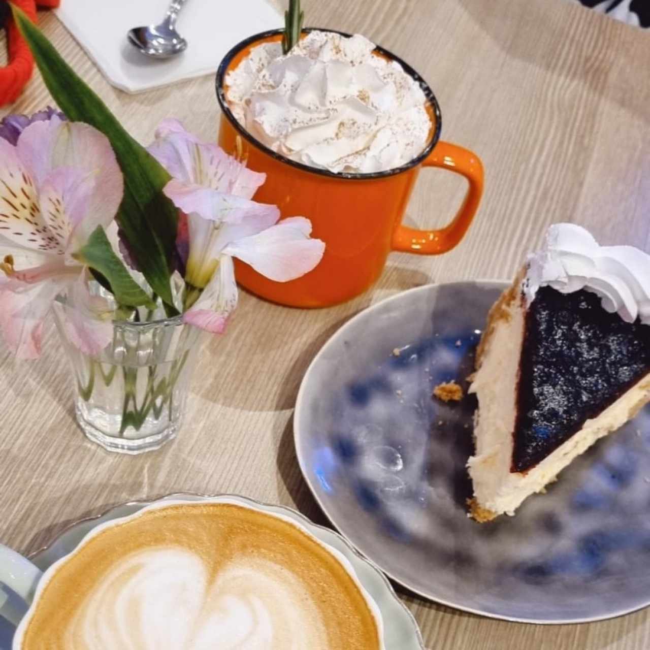 Café pumpkin y cheesecake de blueberry