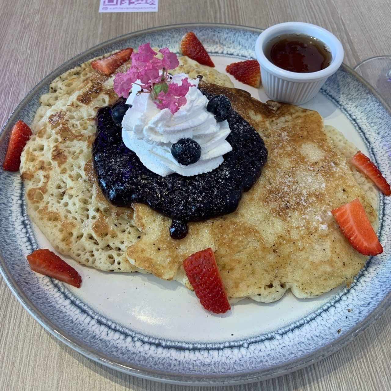 Pancakes con mermelada de bluberry y romero