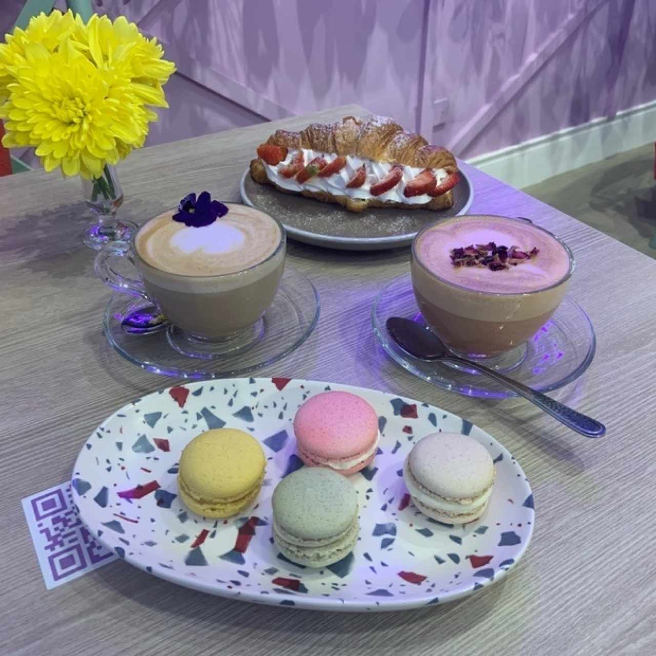 Cafe lavanda y rosas,  Macarons y crossaint con fresas 😍