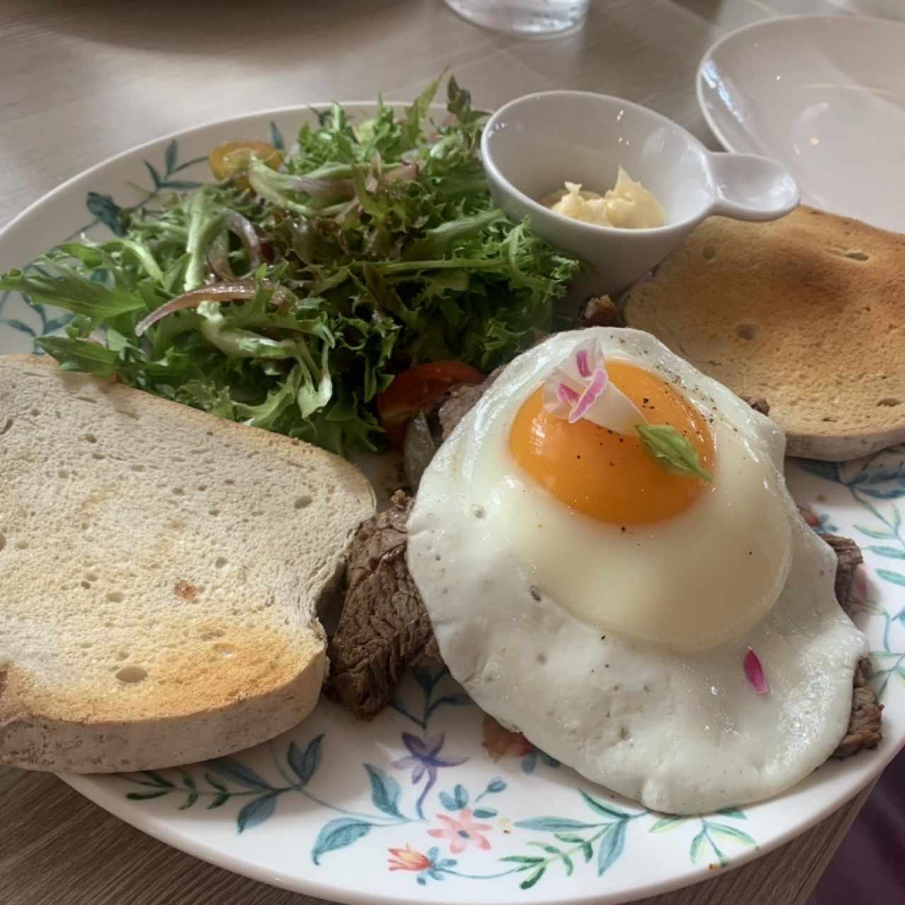 A caballo con Huevo frito , Cebollas salteadas y Tostadas