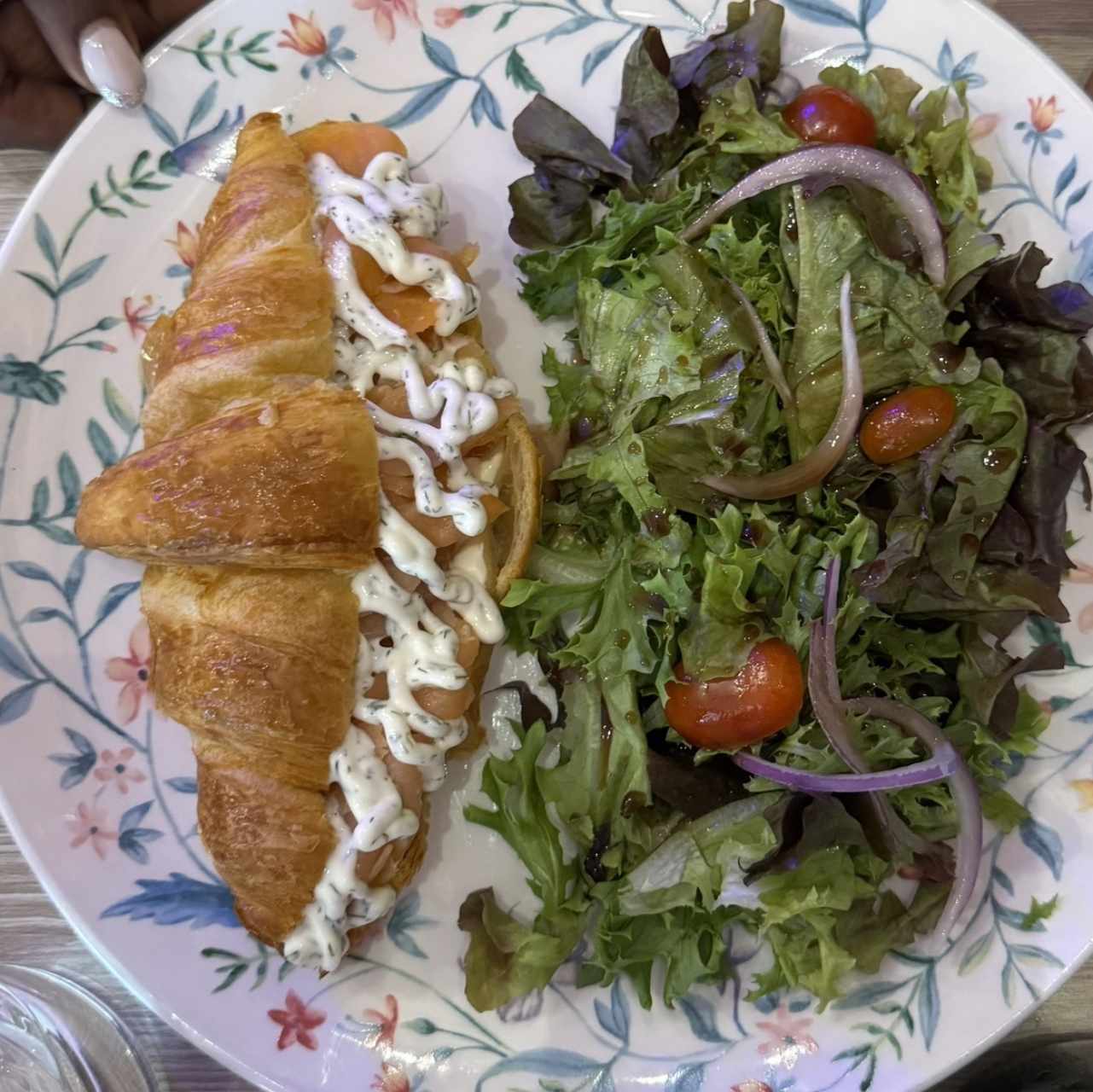 Con Salmón,Queso crema y Emulsión de Eneldo