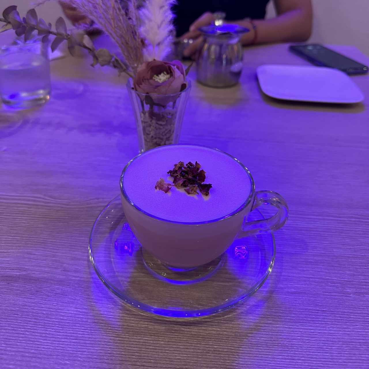 Raspado de rosas latte. Lleva crema batida. Pero si no te gusta mucho el azúcar, puedes perdir que no lo coloquen. No necesita endulzantr ya que tiene un toque de leche condensada. Para los que no les gusta mucho el azucar es bastante dulce, sin embargo no empalaga.