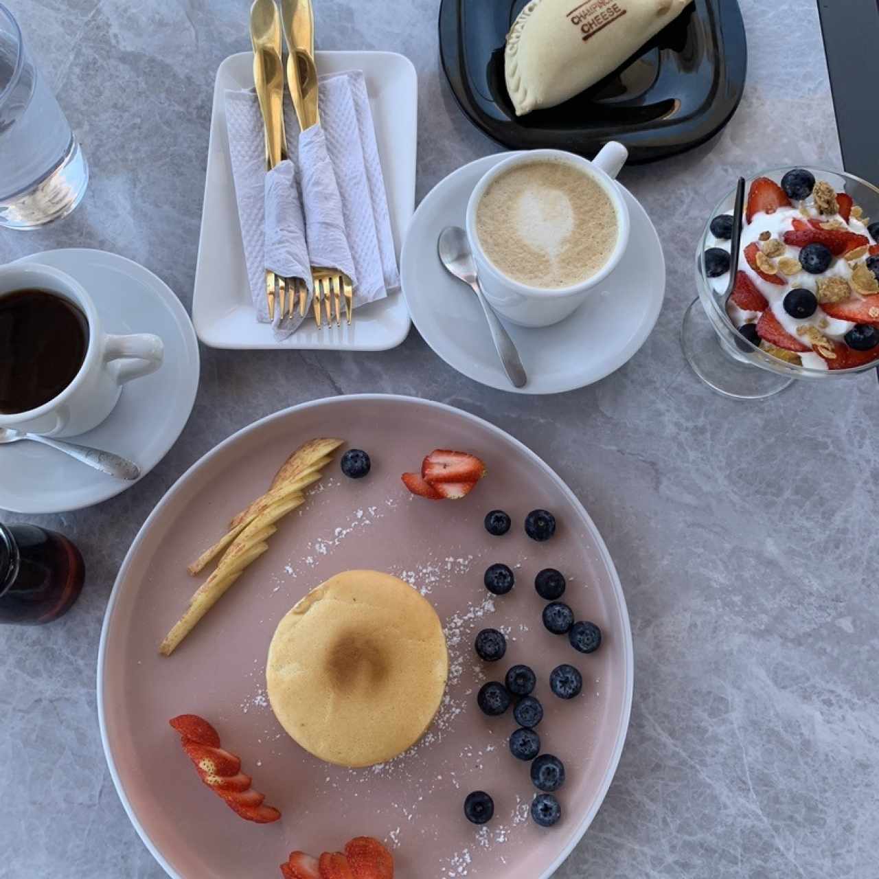Parfait + Pancakes + Café americano + Capuchino + empanada chilena