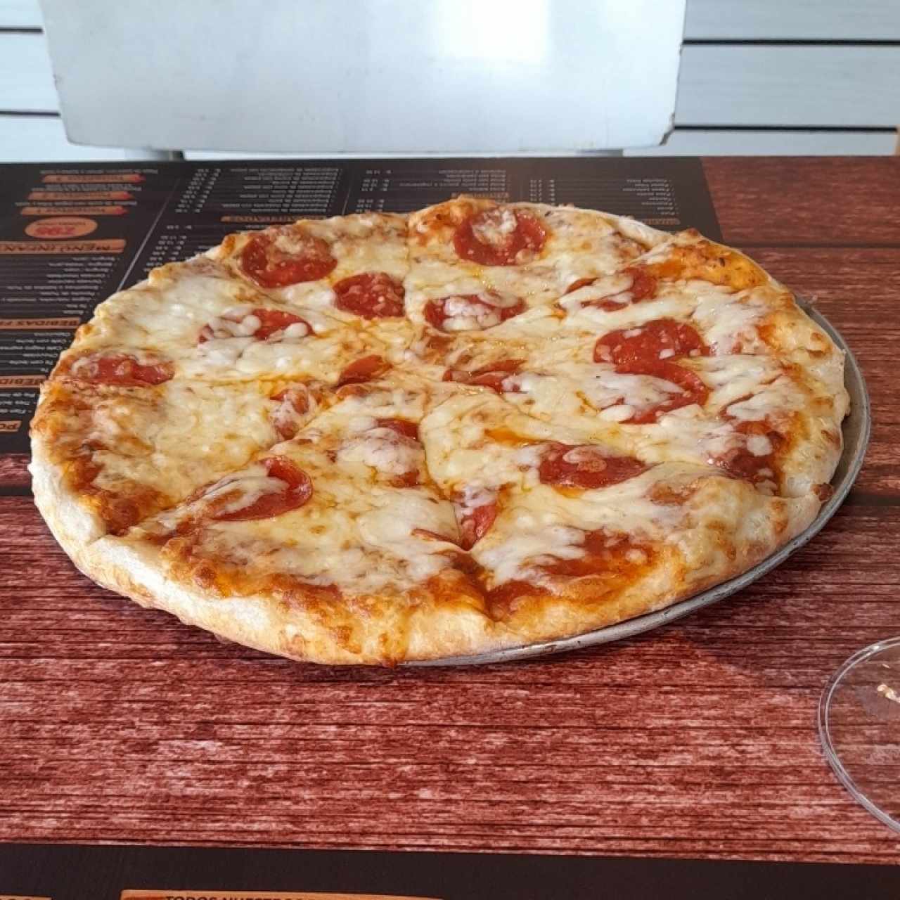 Pizza de peperoni con extra queso