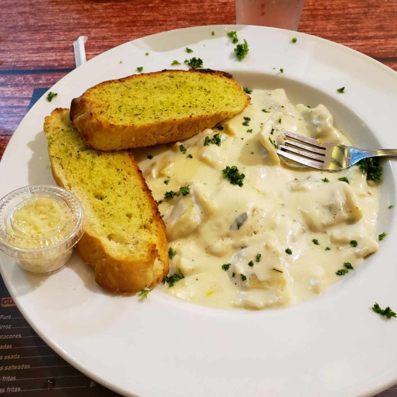 raviolis de carne en salsa blanca