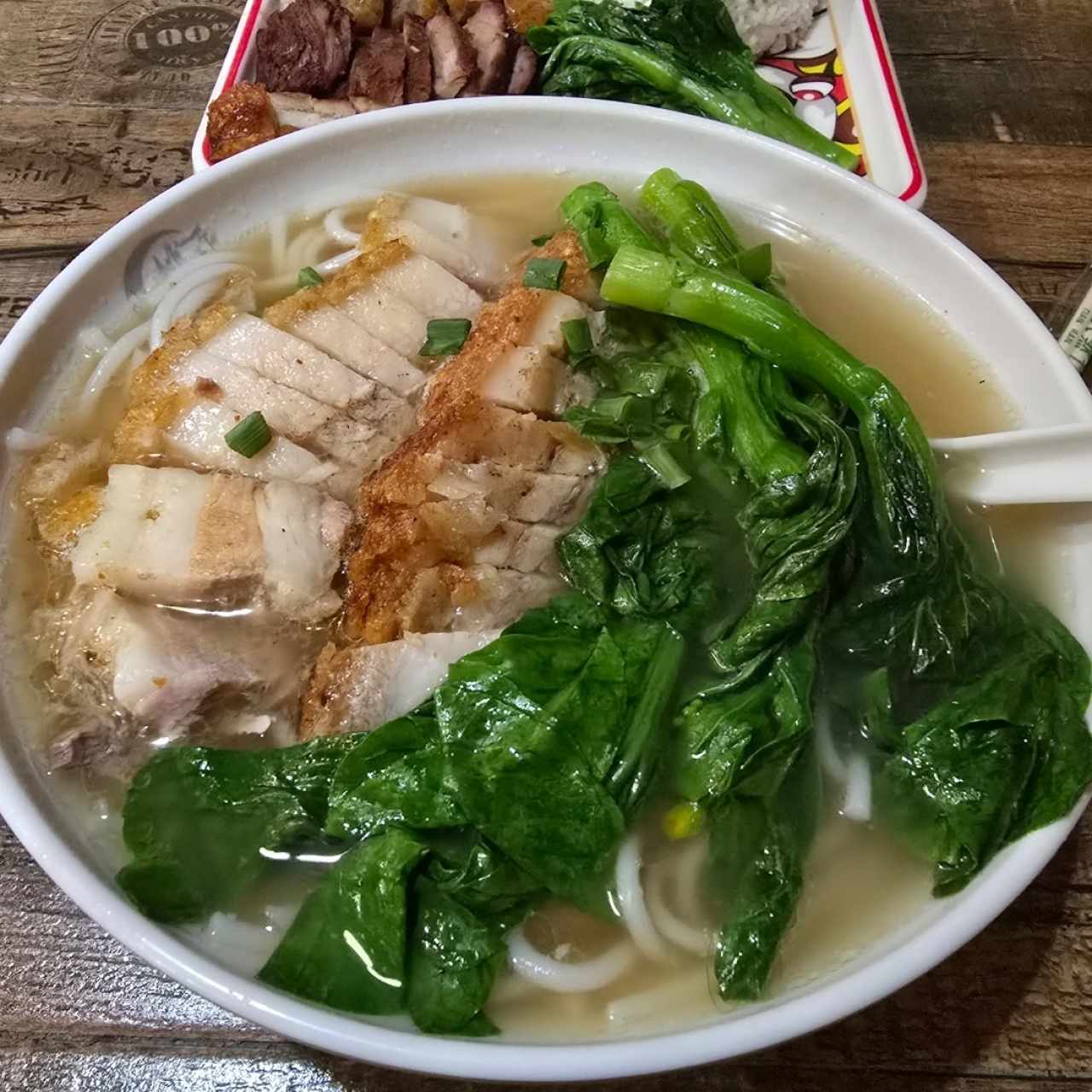 Sopa con Fideos de Arroz y Lechón