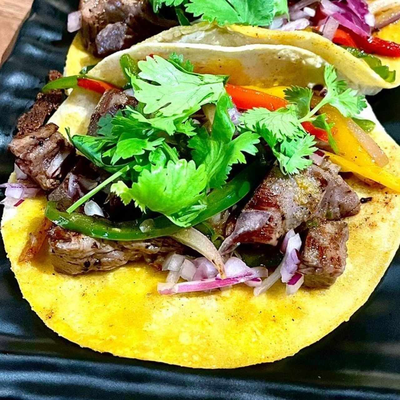 Esta es un taco de arrachera, adobada al estilo chilango, con cebolla, pimentón y cilantro envuelta en tortilla de maíz