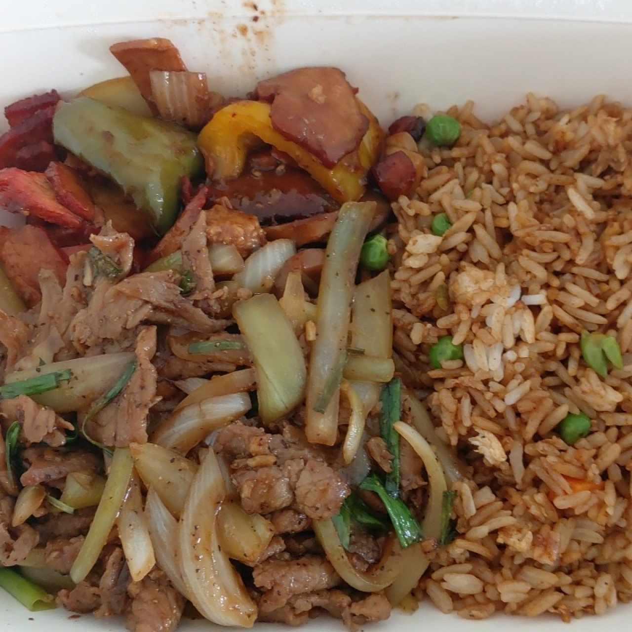 arroz frito con vegetales, puerco asado y carne mongolian