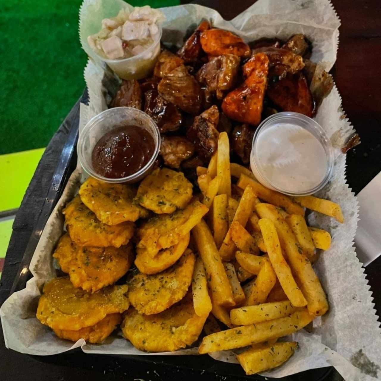 Picada para 2 personas (pollo, carne y puerco en salsa bbq)