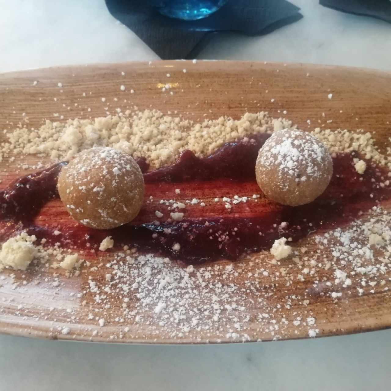 Aranchinis de cheesecake y crumble de vainilla y coulis de frutos rojos 