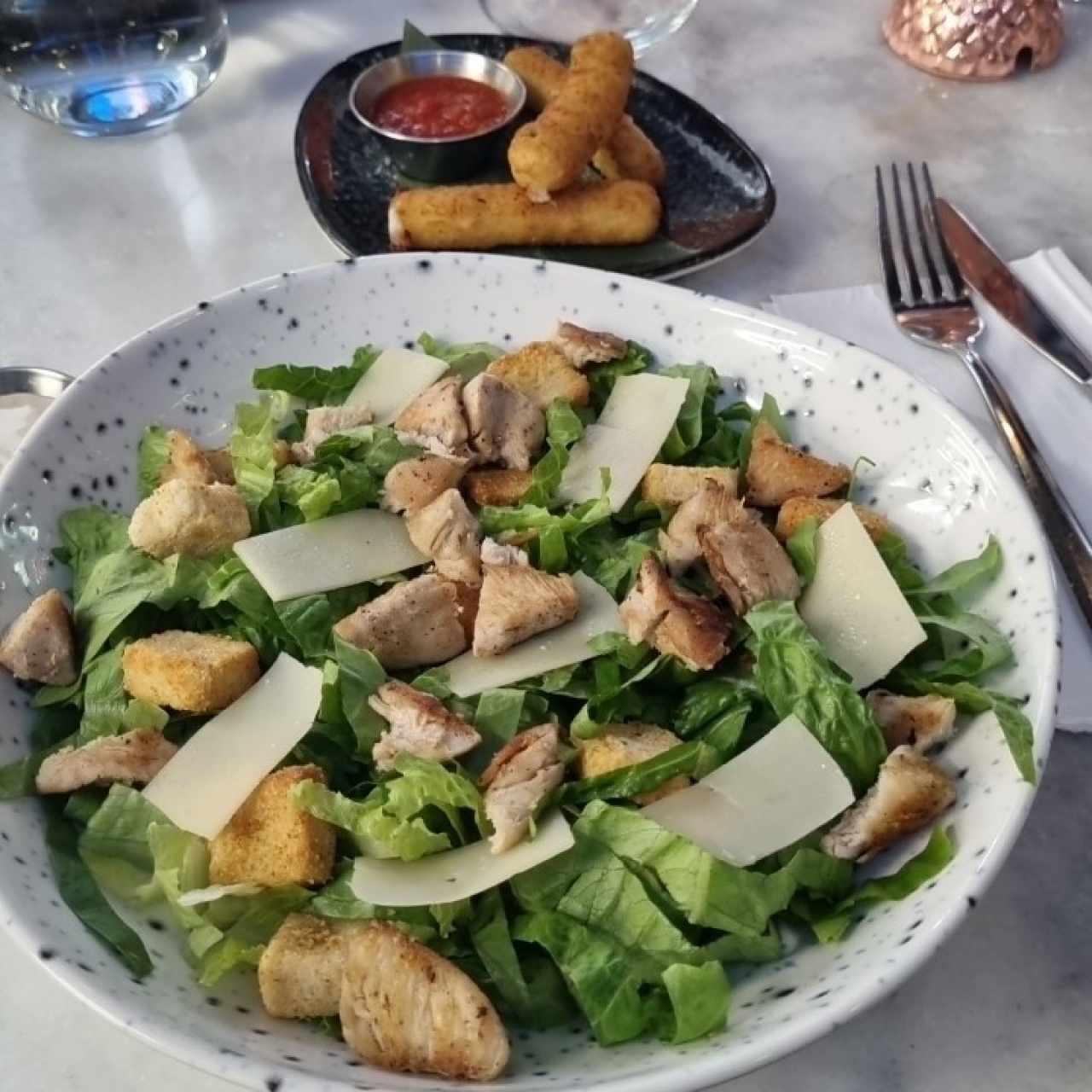 Ensalada Cesar con Pollo + Mozarella Stick