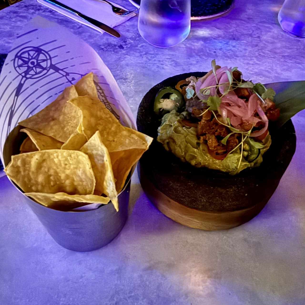 Guacamole con chicharrón