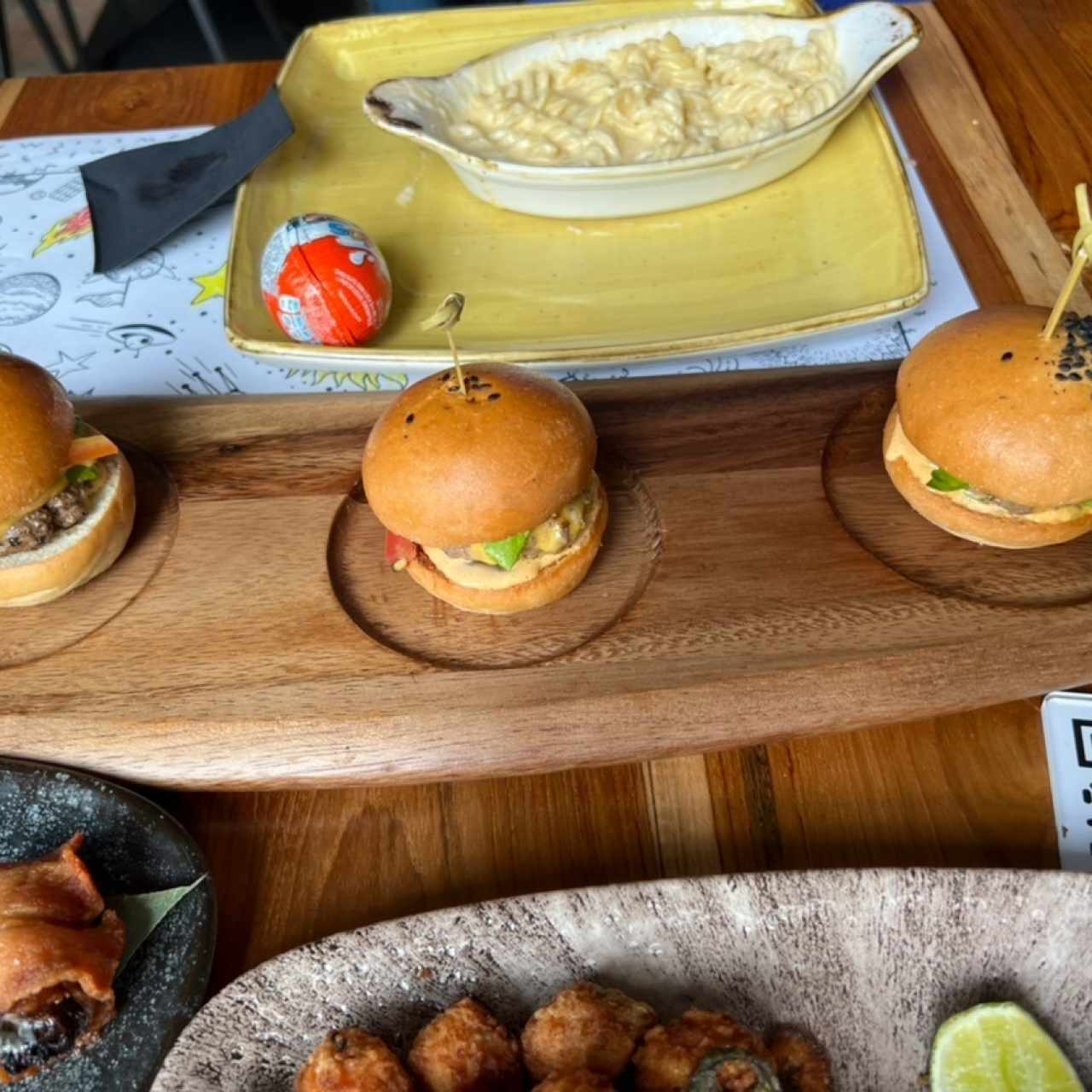 Beef sliders (american burguer)(mac&cheese en el fondo)