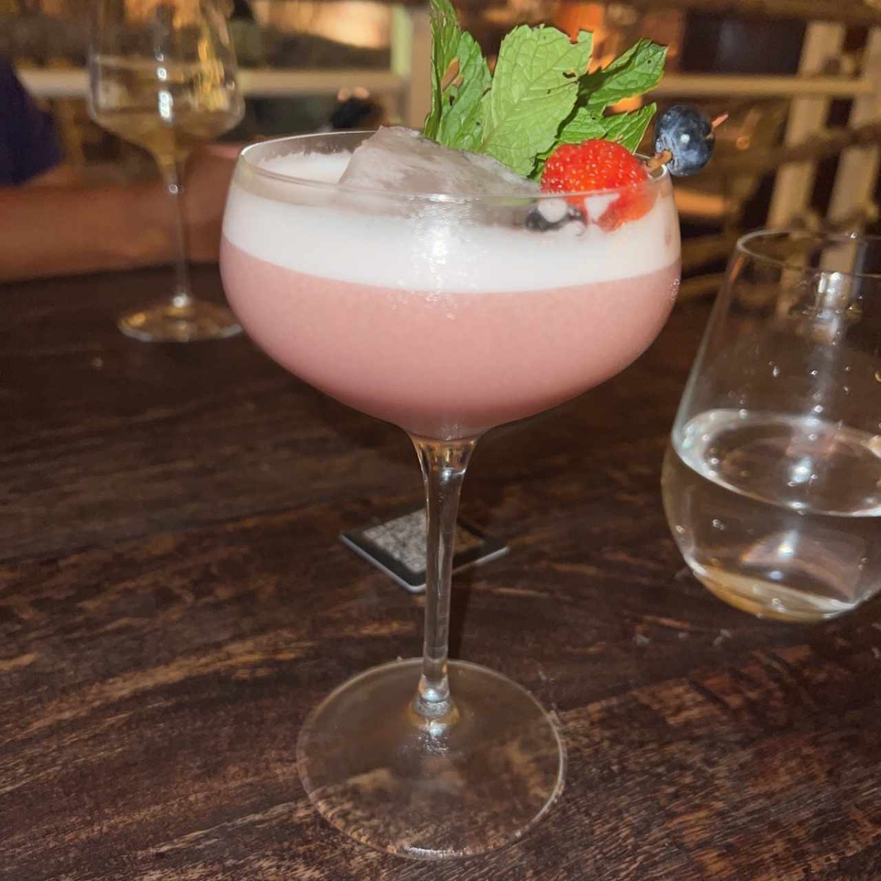 Cocktail de Gin Lychee y frutos rojos