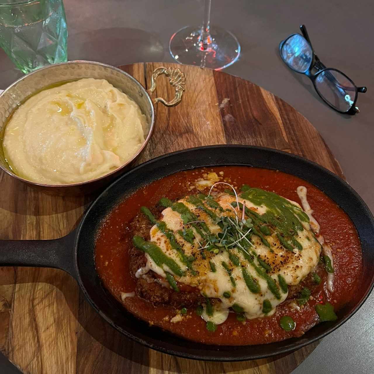 Filete de pescado con mozzarella y pesto