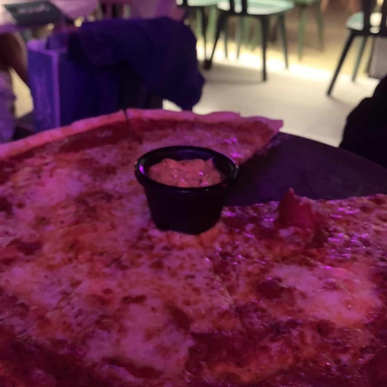 Pizza de Queso y pesto roja
