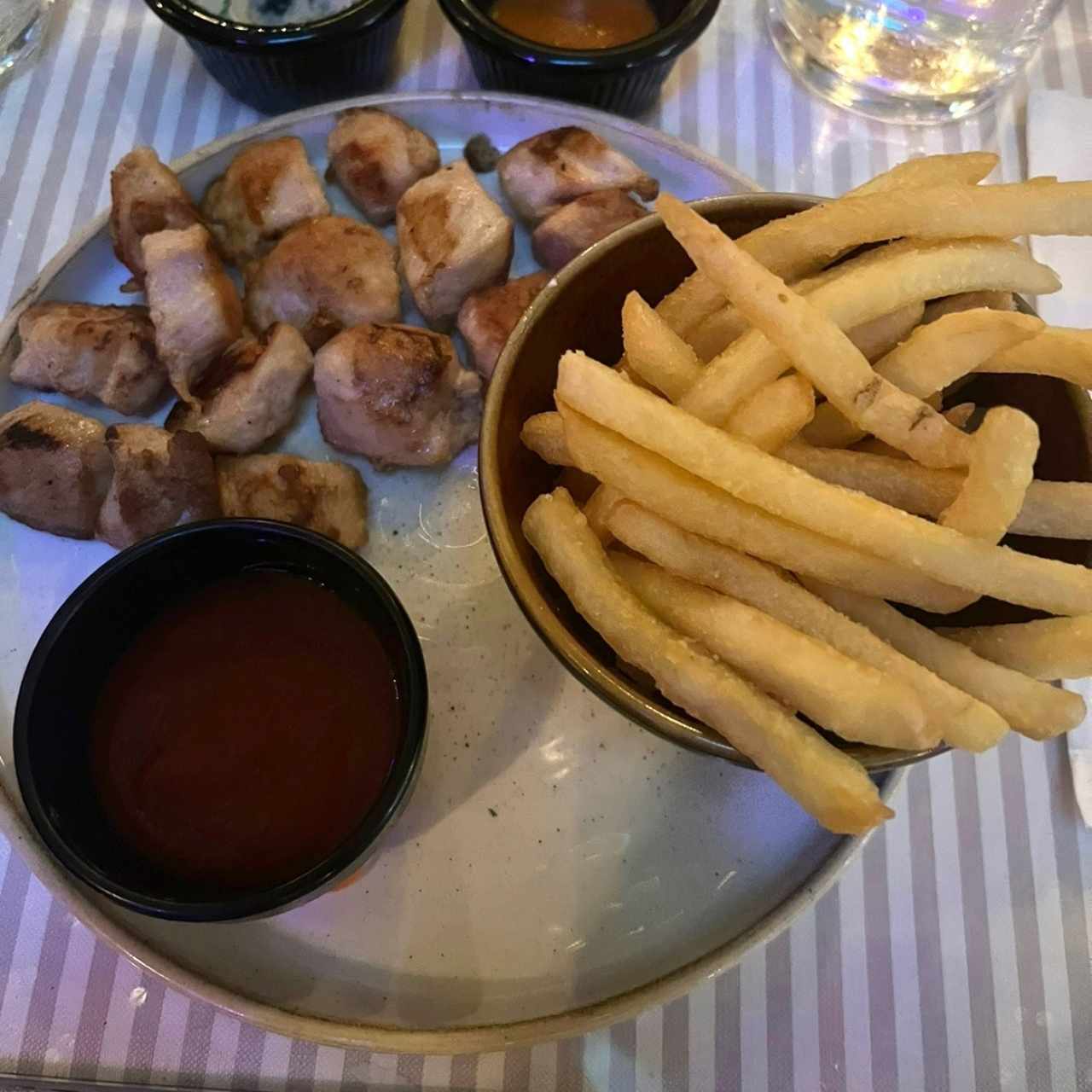 Filete de pollo a la plancha y papas fritas 
