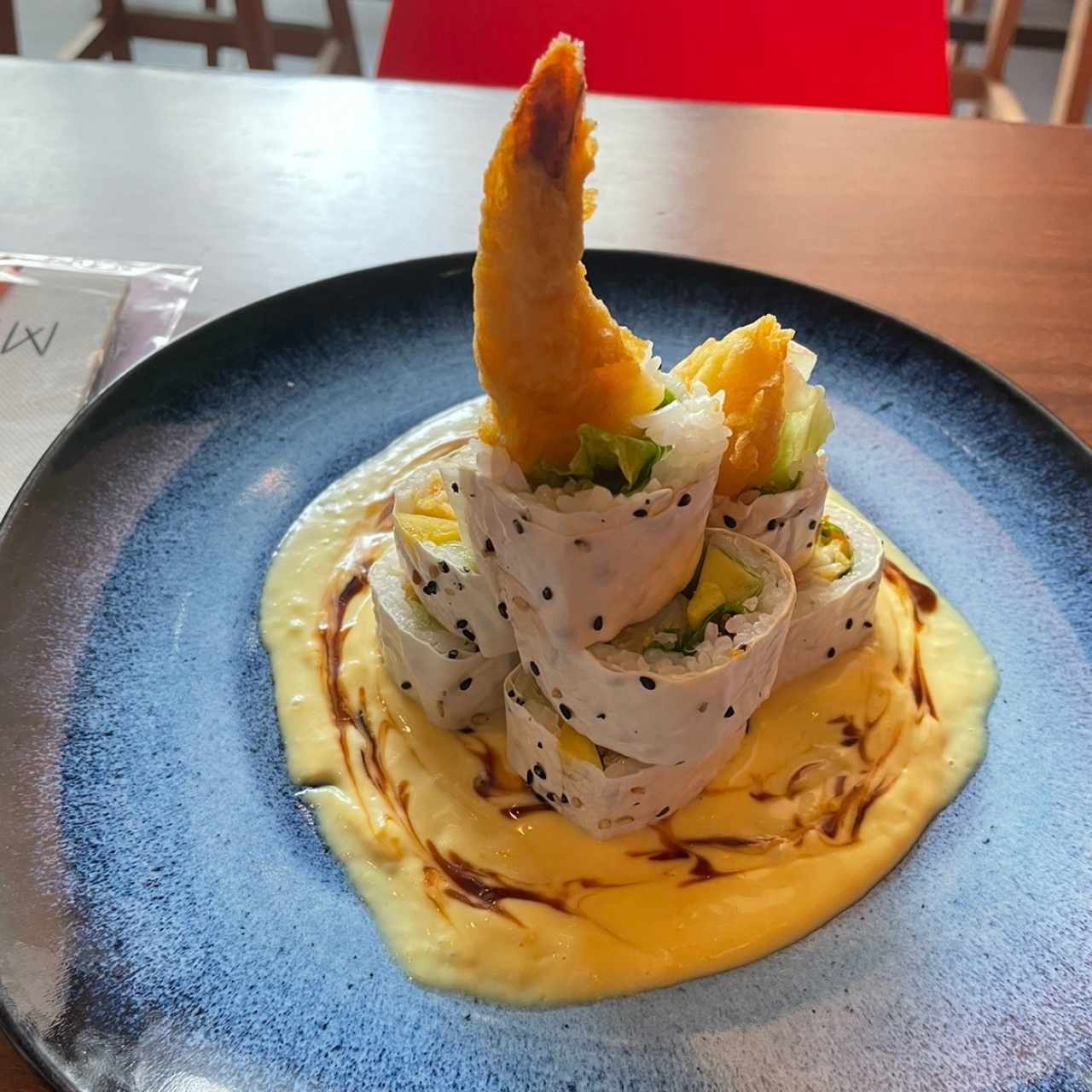 Maloka roll sobre crema de mango