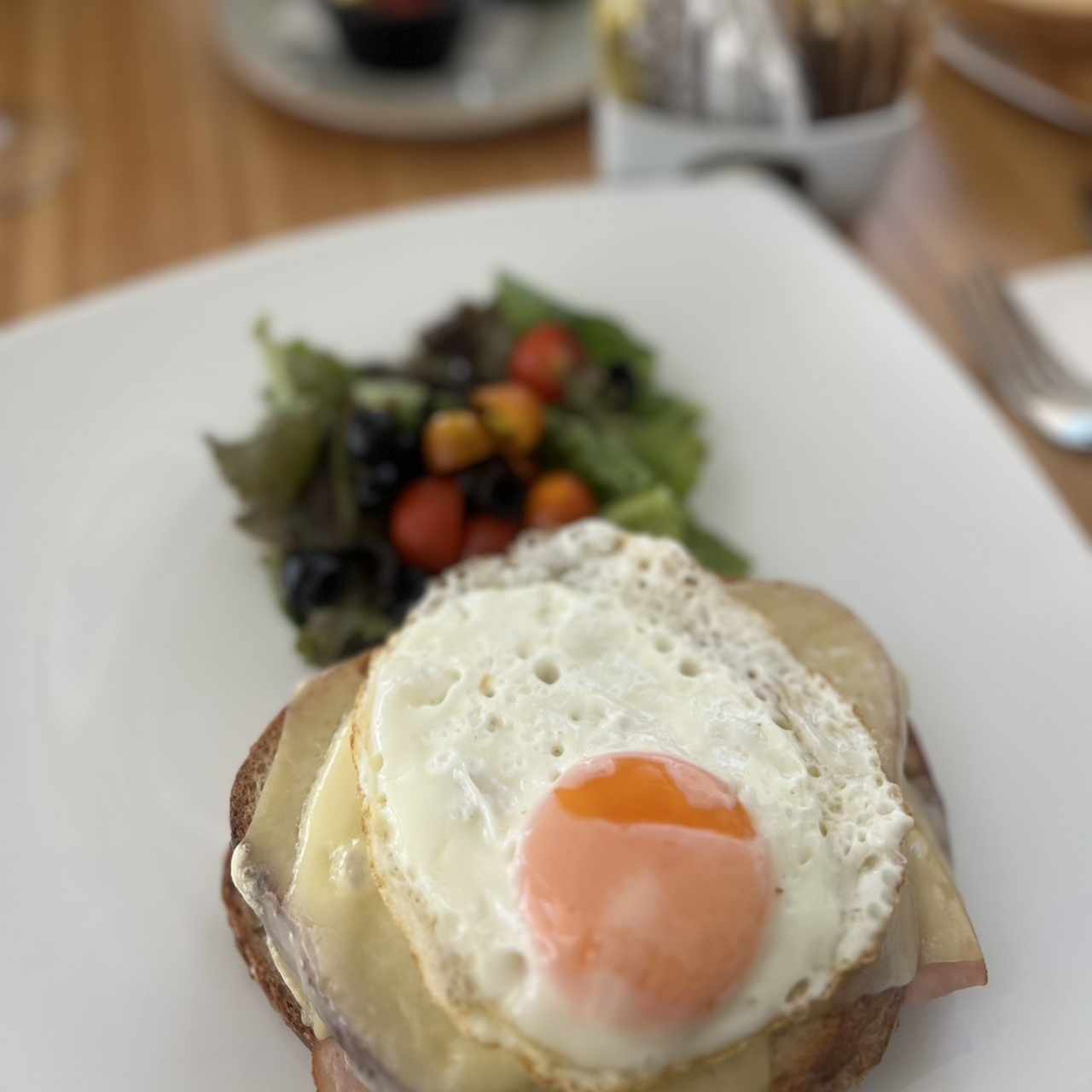 Croque madame y su salade