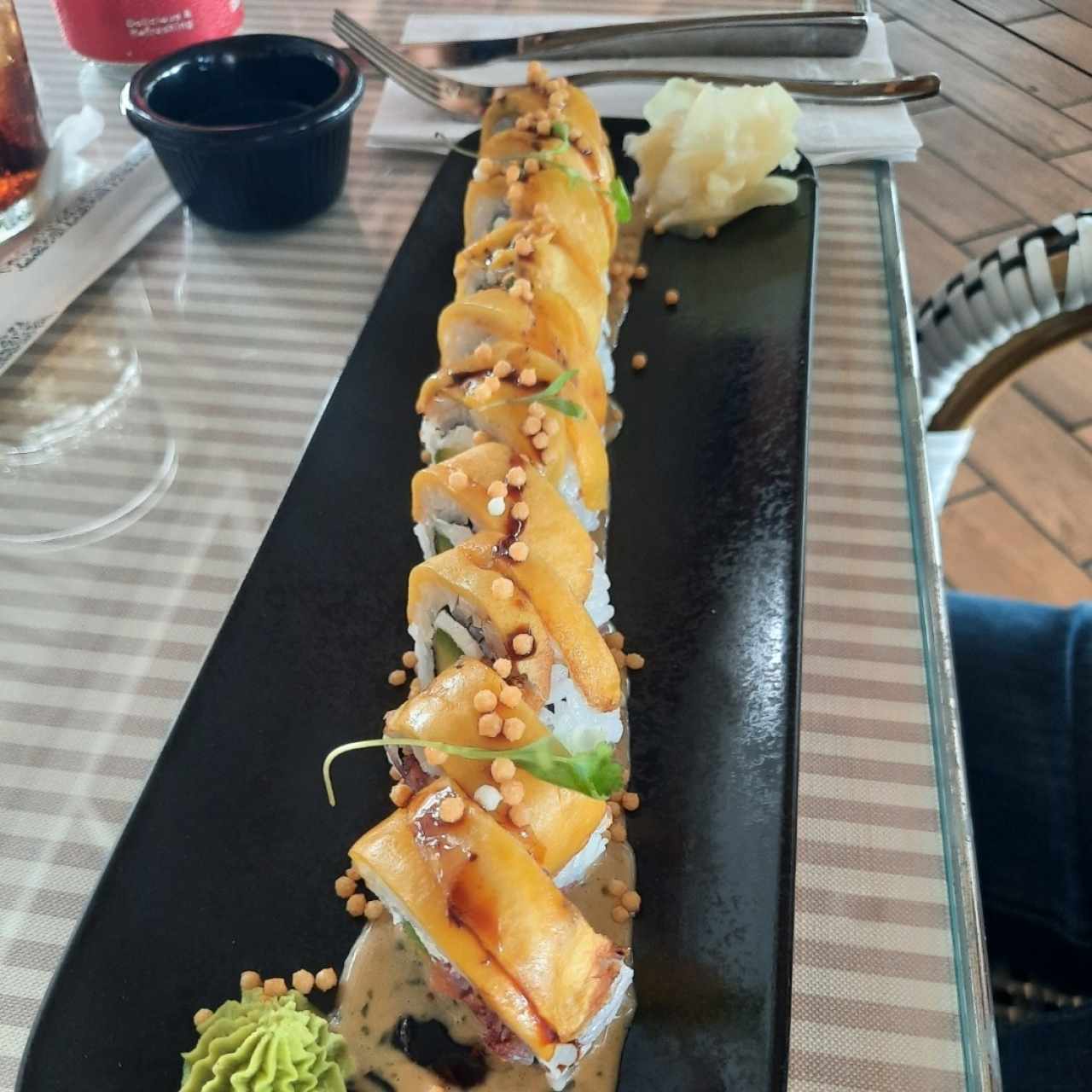 sushi con salmón y plátano maduro