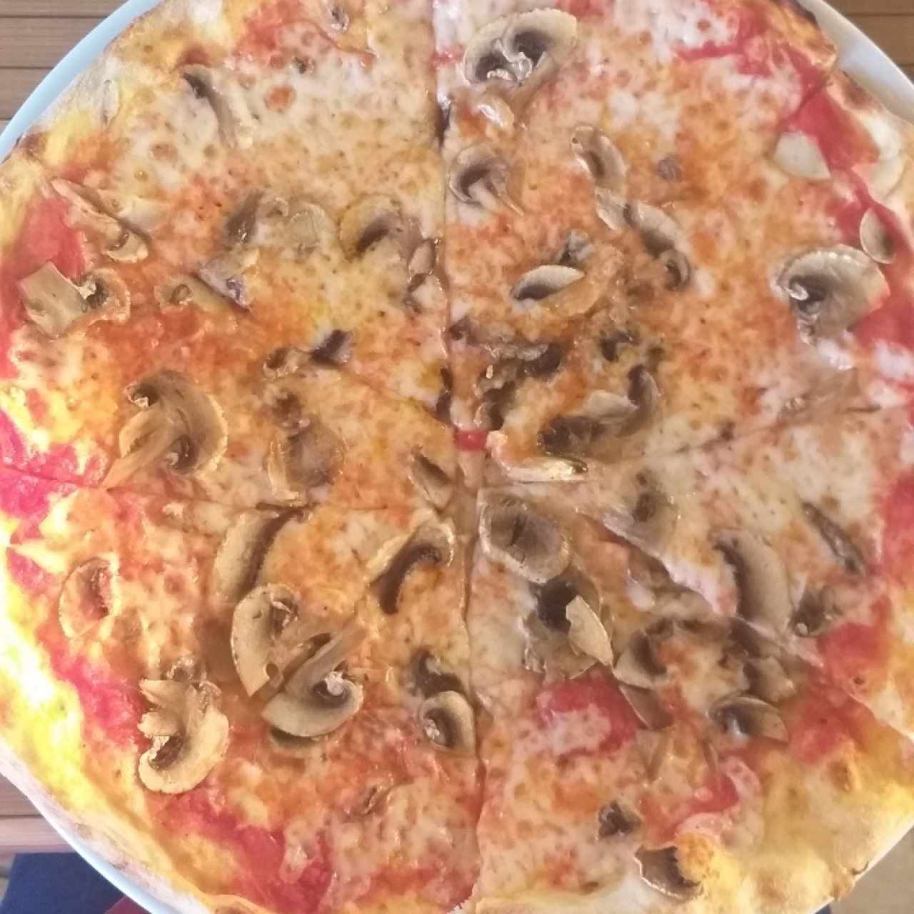 Pizza Margherita con hongos