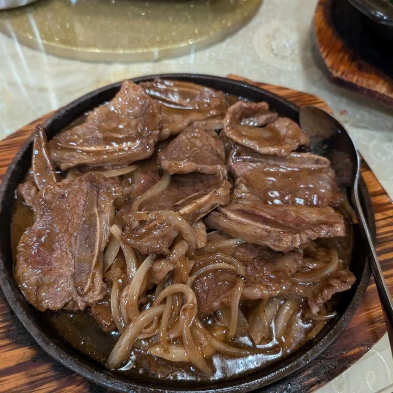 Costillas de Res al Pimienta Negra en Platos Calientes