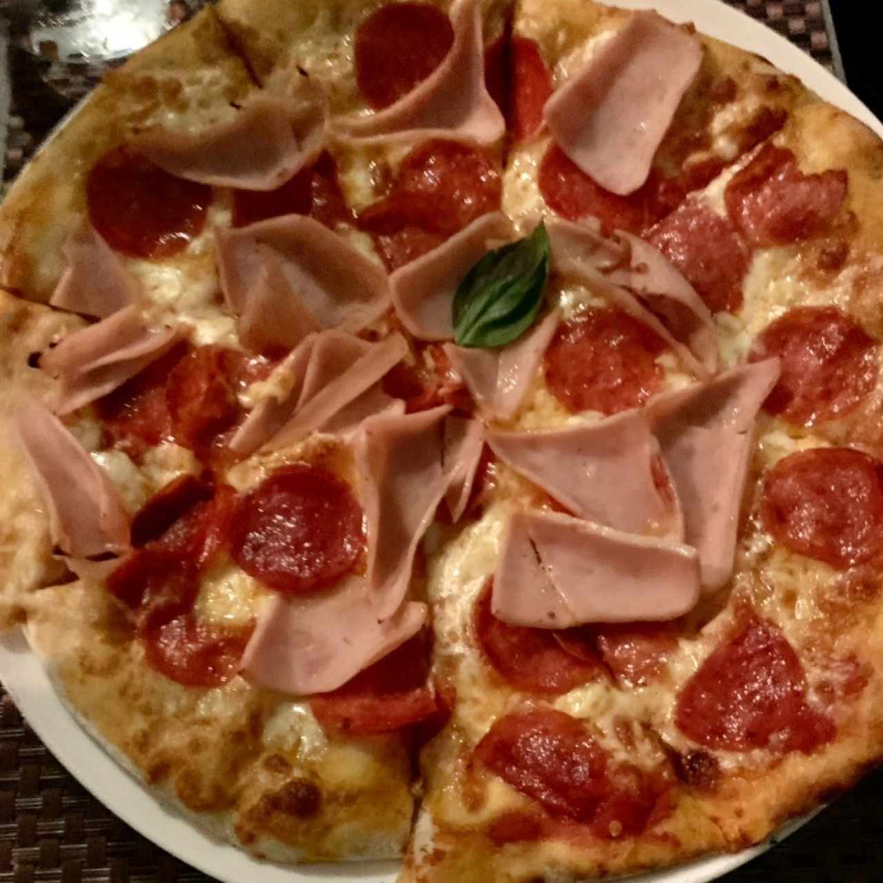 Pizza de pepperoni y jamon