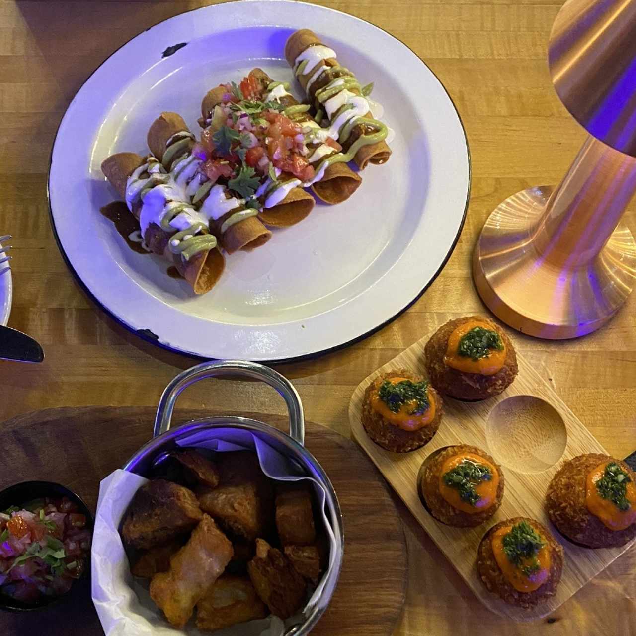 Chicharron, croquetas fritas y tacos