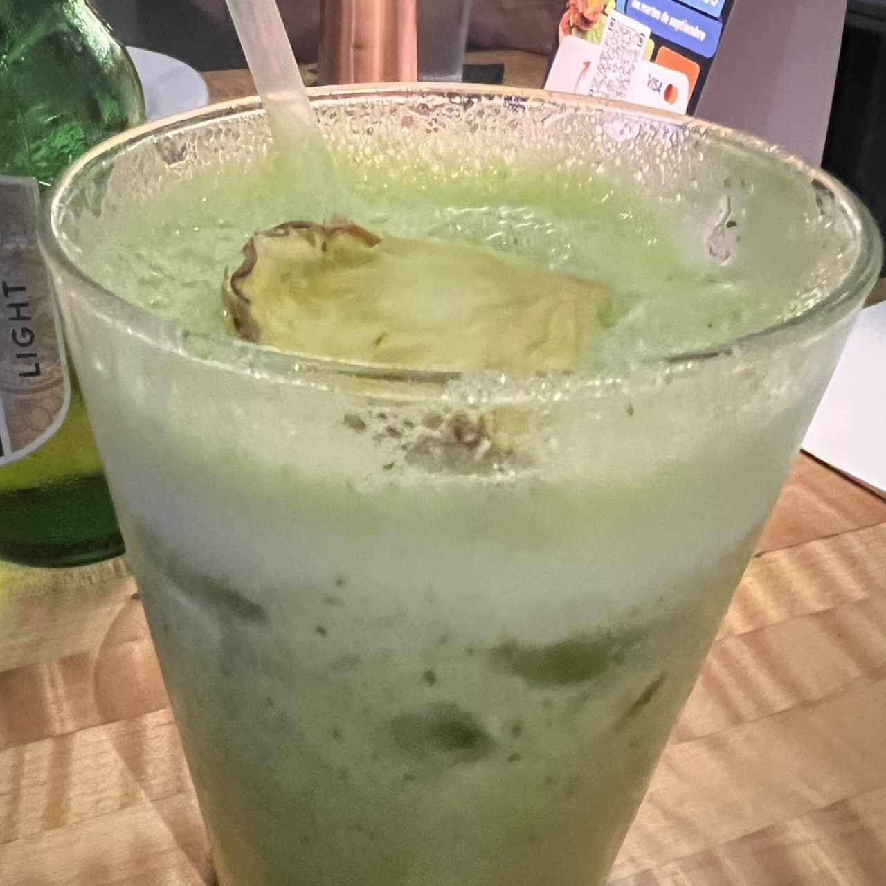 Limonada de piña y albahaca