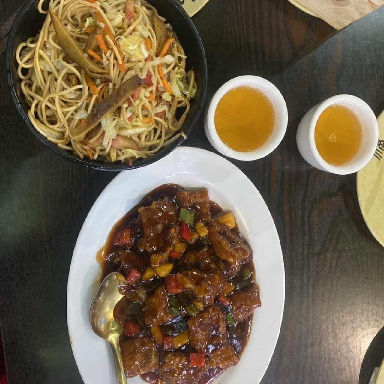 Chow mein de combinación  y pato vegano agridulce.