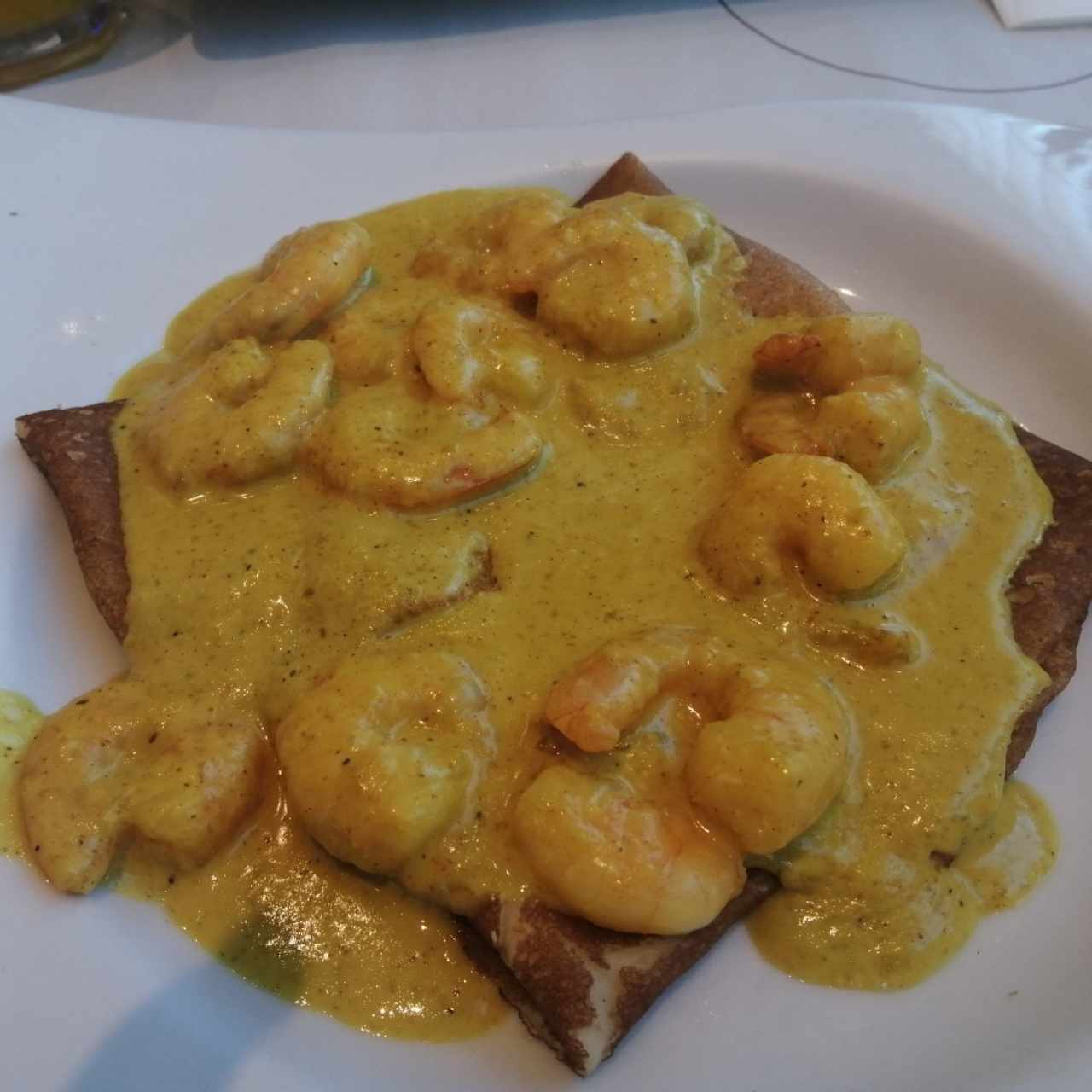 Crepes de camarones al curry