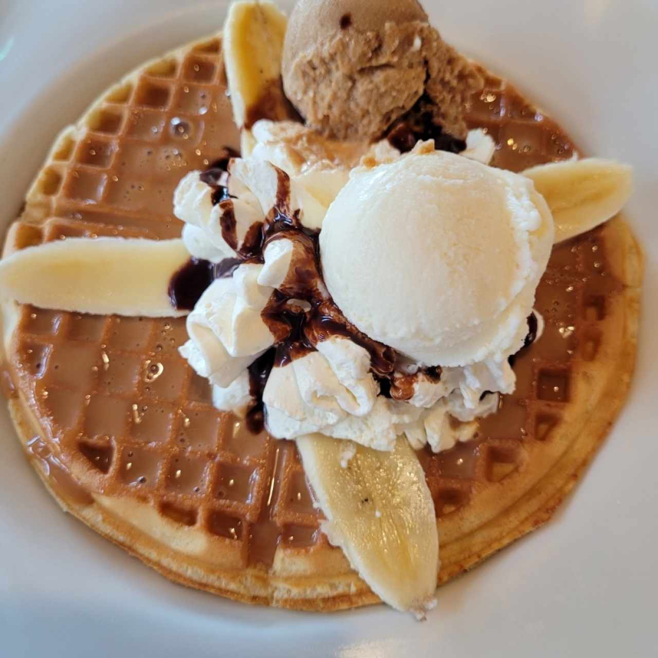 waffle de arequipe y banana con helado