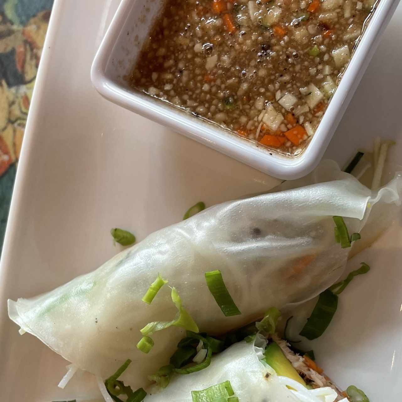 Vietnam rollo de salmón y salsa de maní