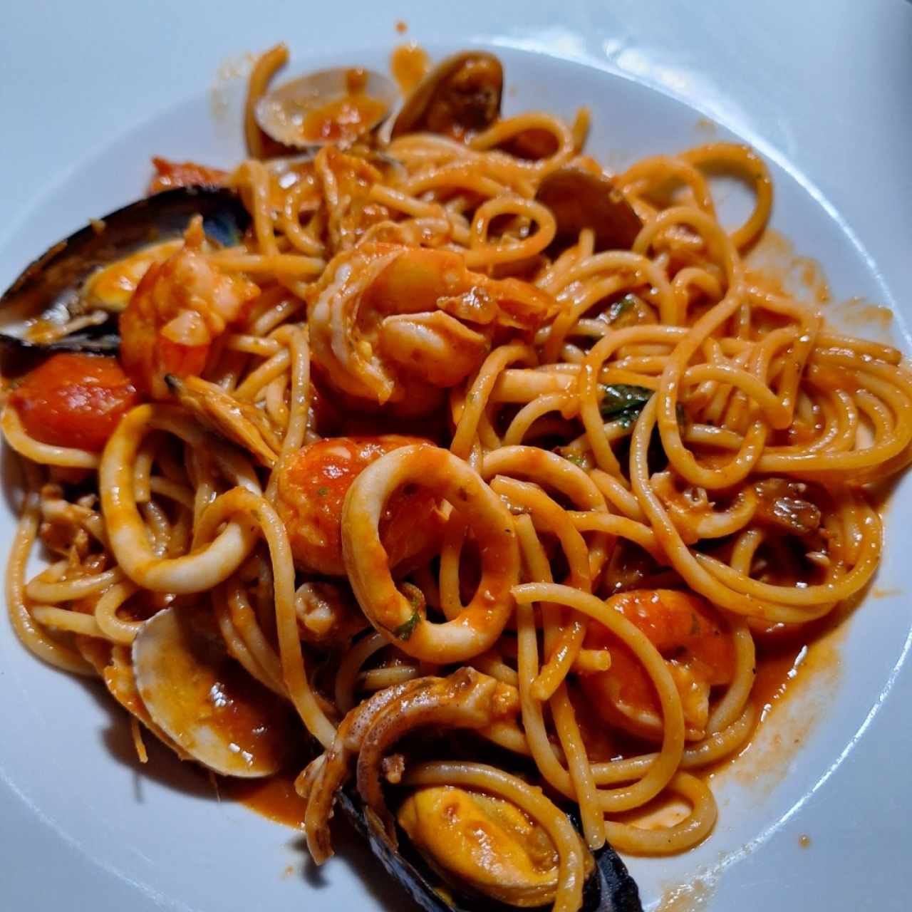 Spaghetti Frutti di mare full recomendado en salsa roja.. delicia!