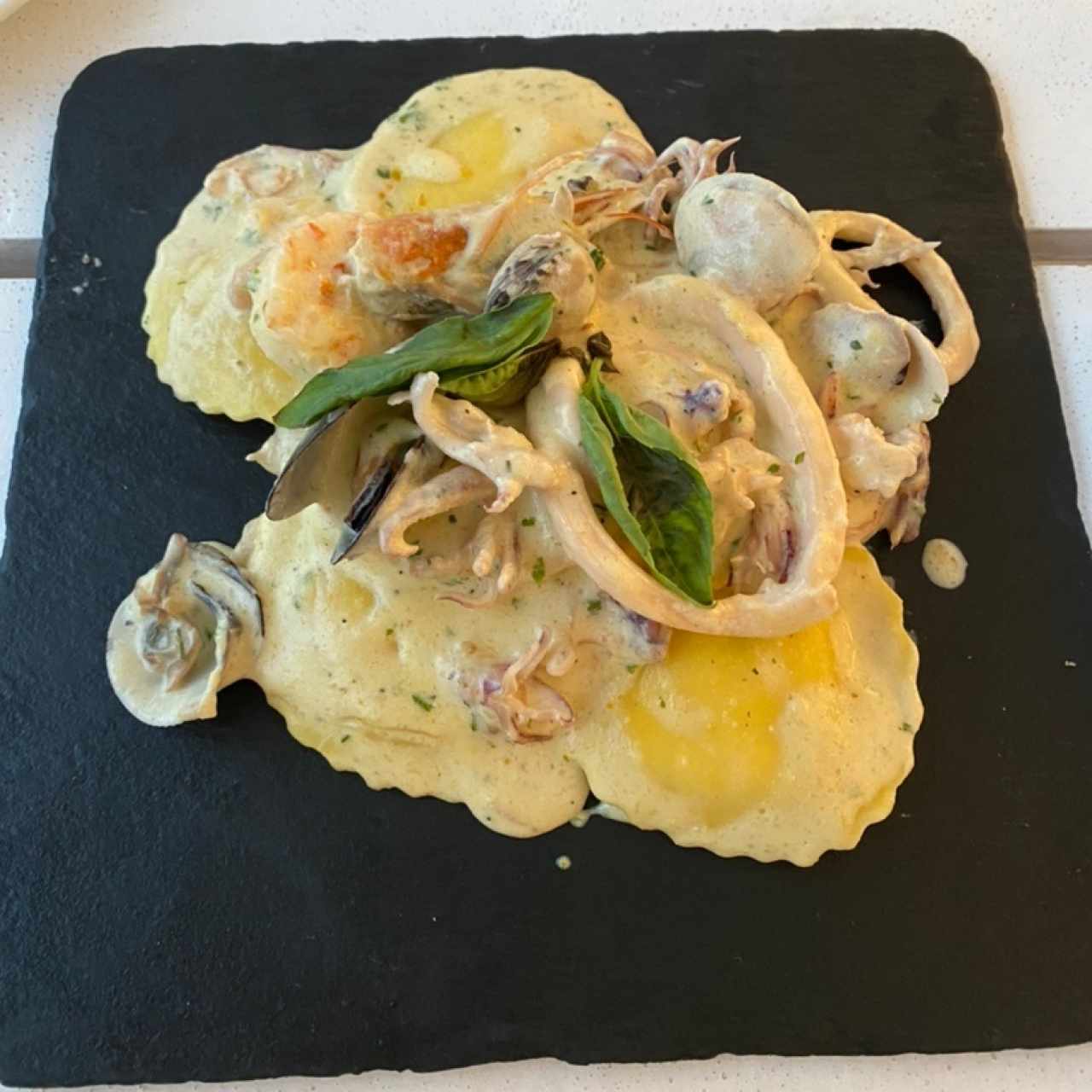 Ravioli de Ricotta en salsa Seafood