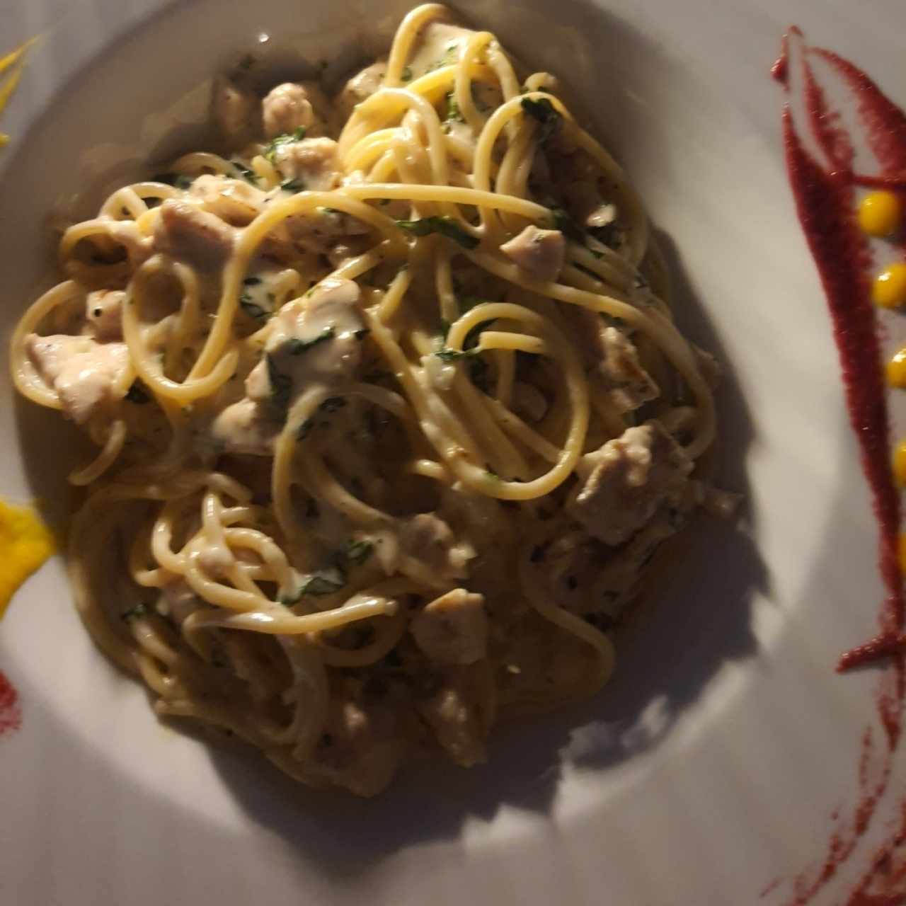 Spaghetti Alfredo y pollo