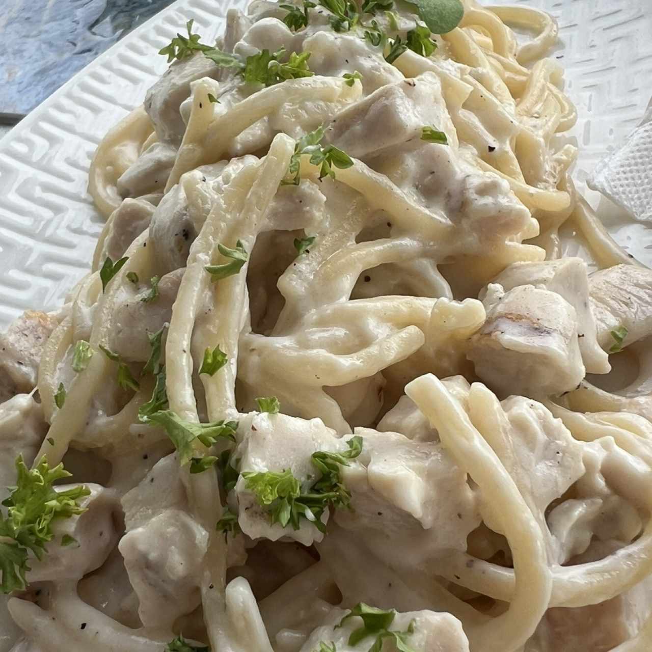 Spaghetti Alfredo y pollo