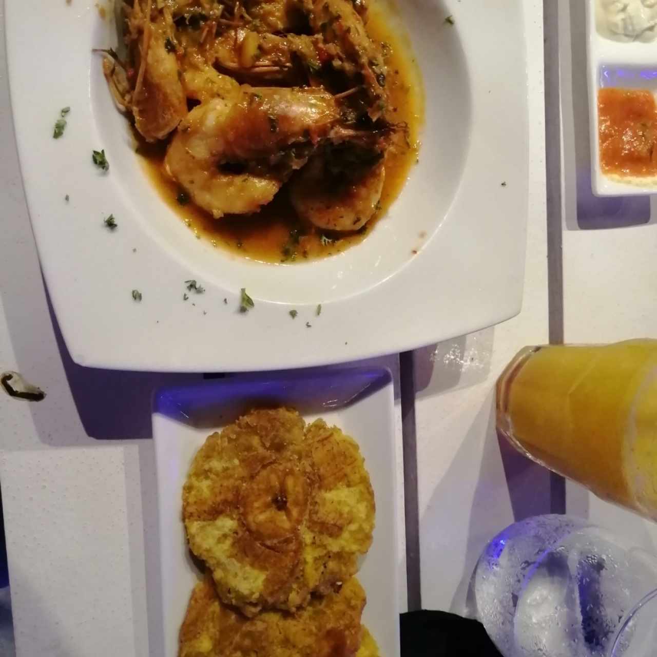 langostino al ajillo con patacones 