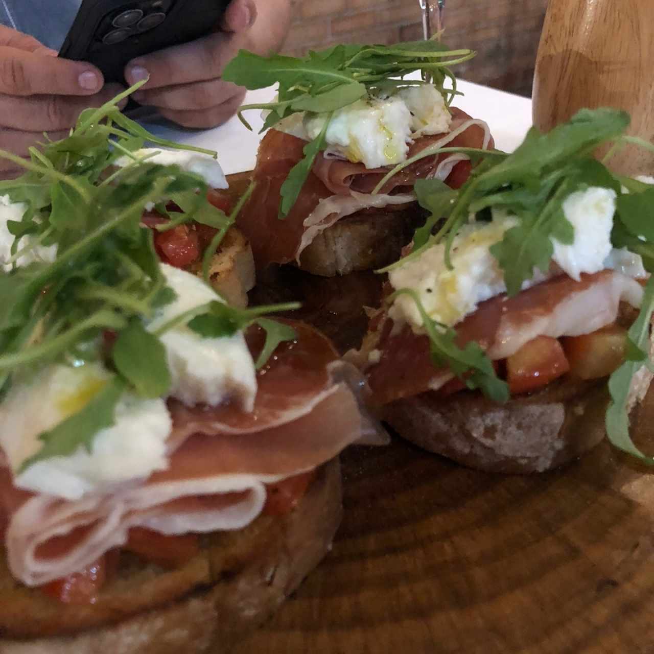 Brusqueta de jamon serrano con queso y rugula