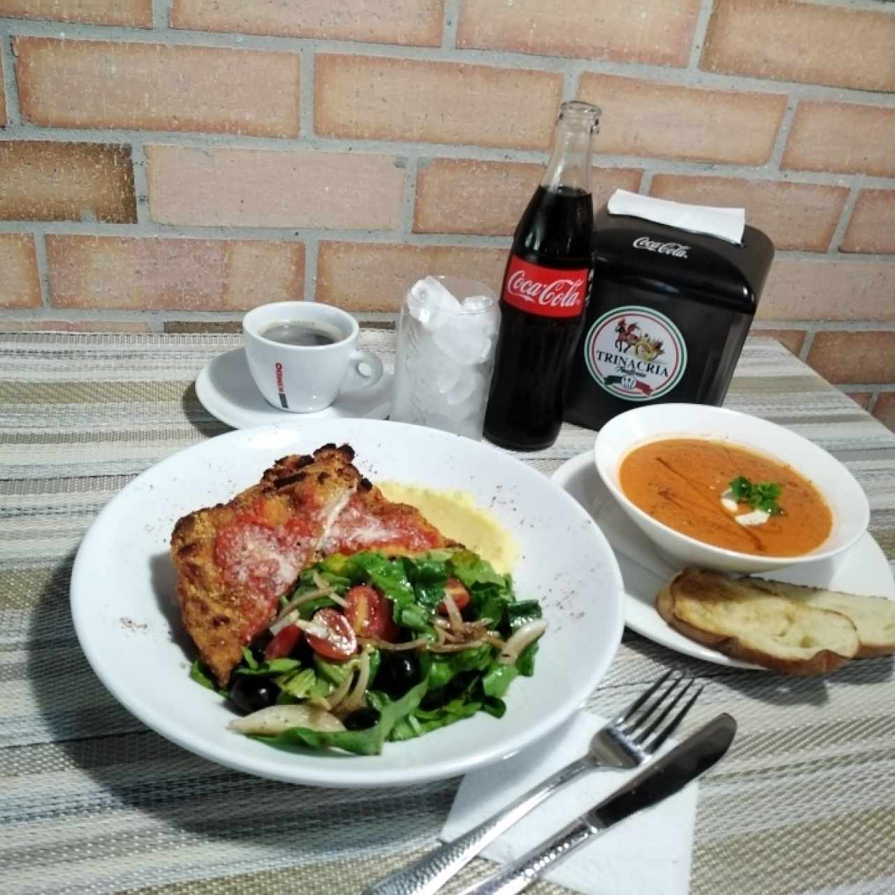 Menú Lunch, Crema di Pomodoro, Petto di Pollo alla Parmigiana, Insalata, Puré, CocaCola e Caffé

