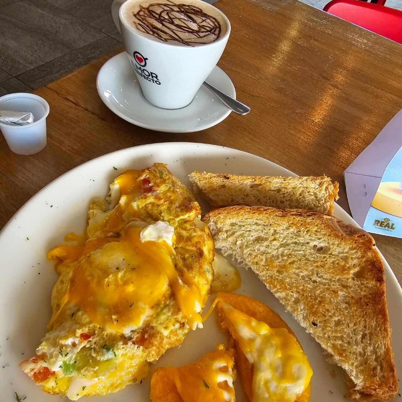 Omelette y chocolate caliente