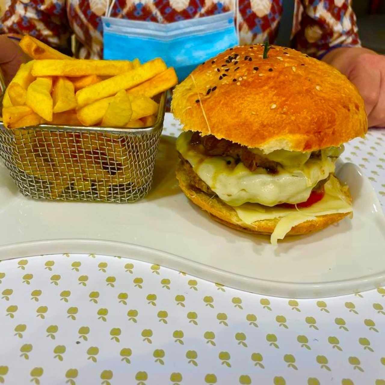 Félix Burger con Papas Fritas (Mezcla de Carne de Res y Cerdo en Pan Brioche con Cebollas Caramelizadas, Queso Mozzarella, Aguacate y Vegetales)