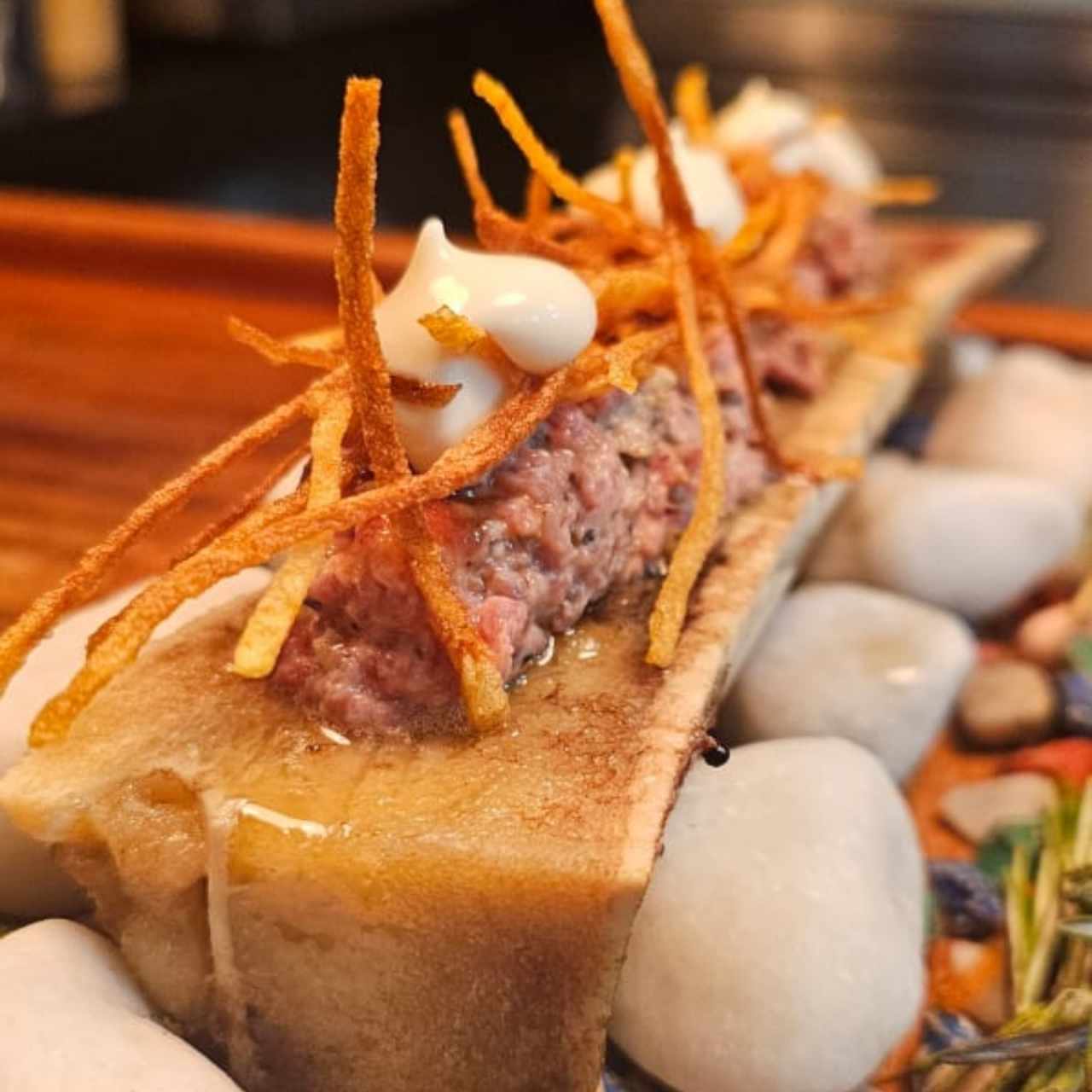 tuétano a la brasa con steak tartar trufado 